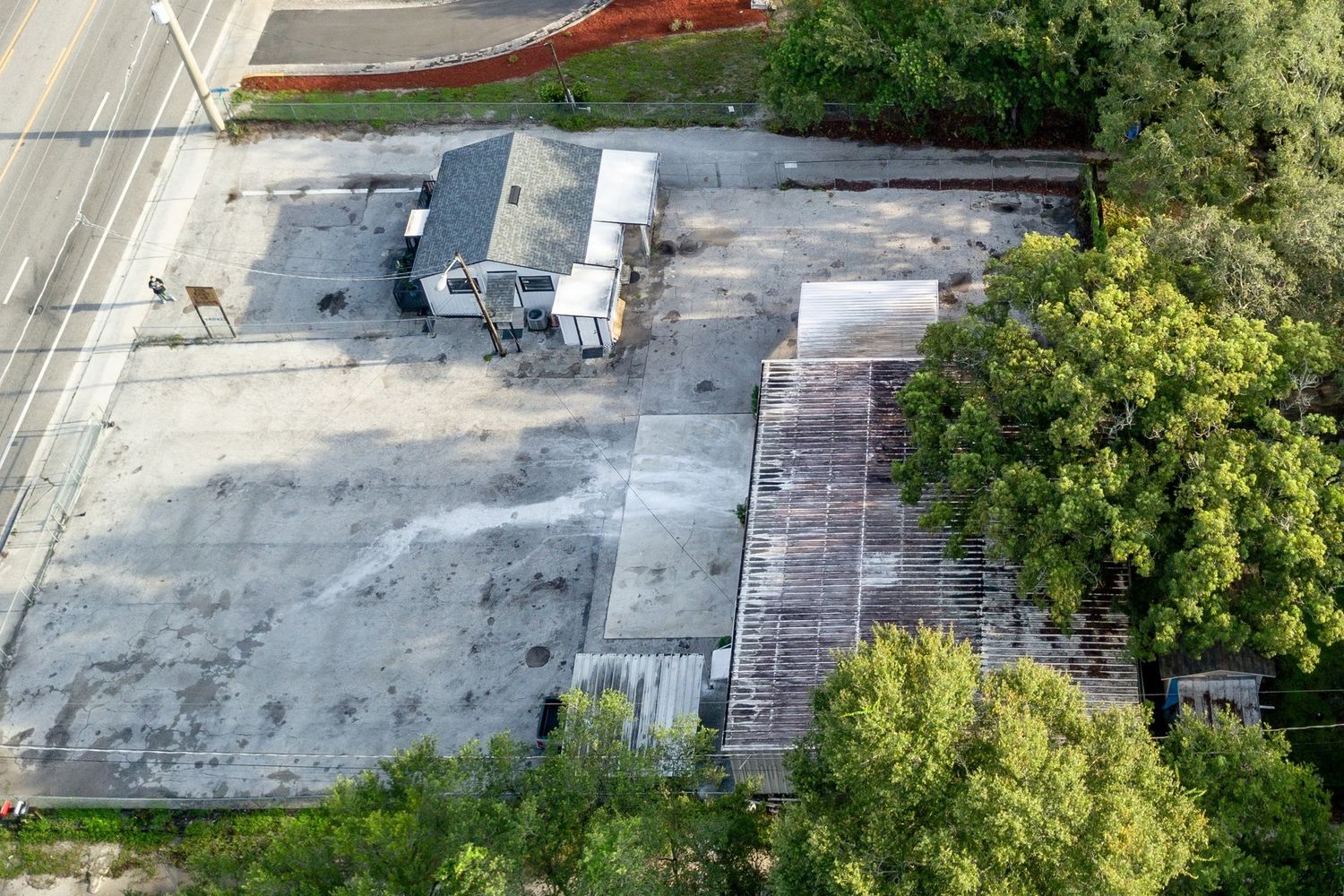 N. Florida Ave Warehouse or Automotive/Office/Showroom- 6,061 SF : 14041 N Florida Ave, Tampa, FL 33613